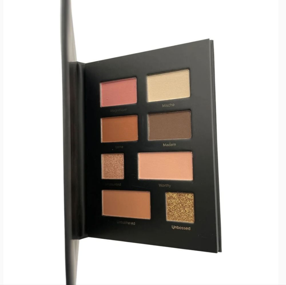🎉HPx6🎉 Mischo Beauty Eyeshadow Palette